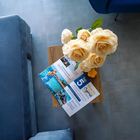 Stylish Loft - 50m From דירה פאראלימני